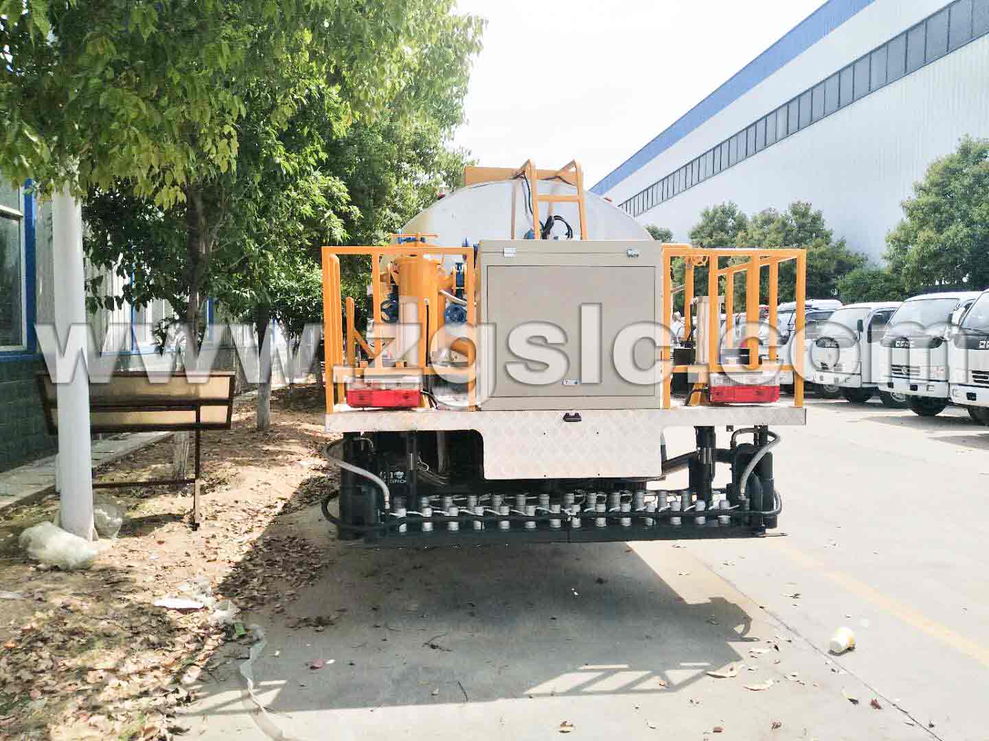 東風大多利卡瀝青灑布車(國五)