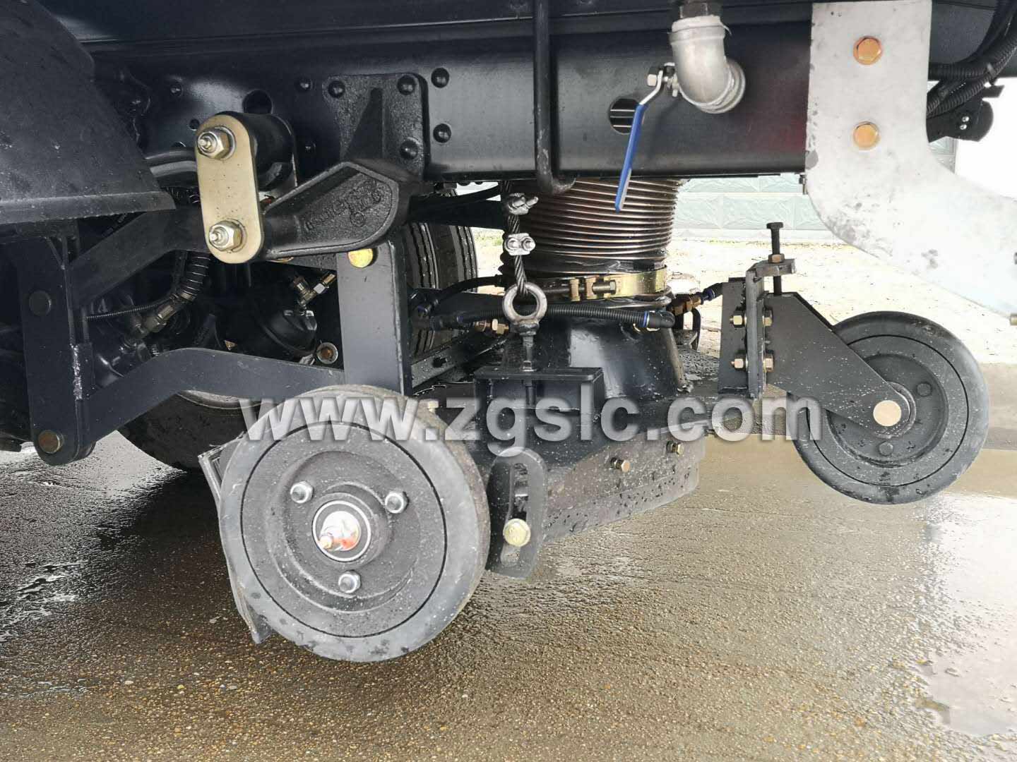 湖北程力東風(fēng)大多利卡掃路車帶雪鏟(國五)