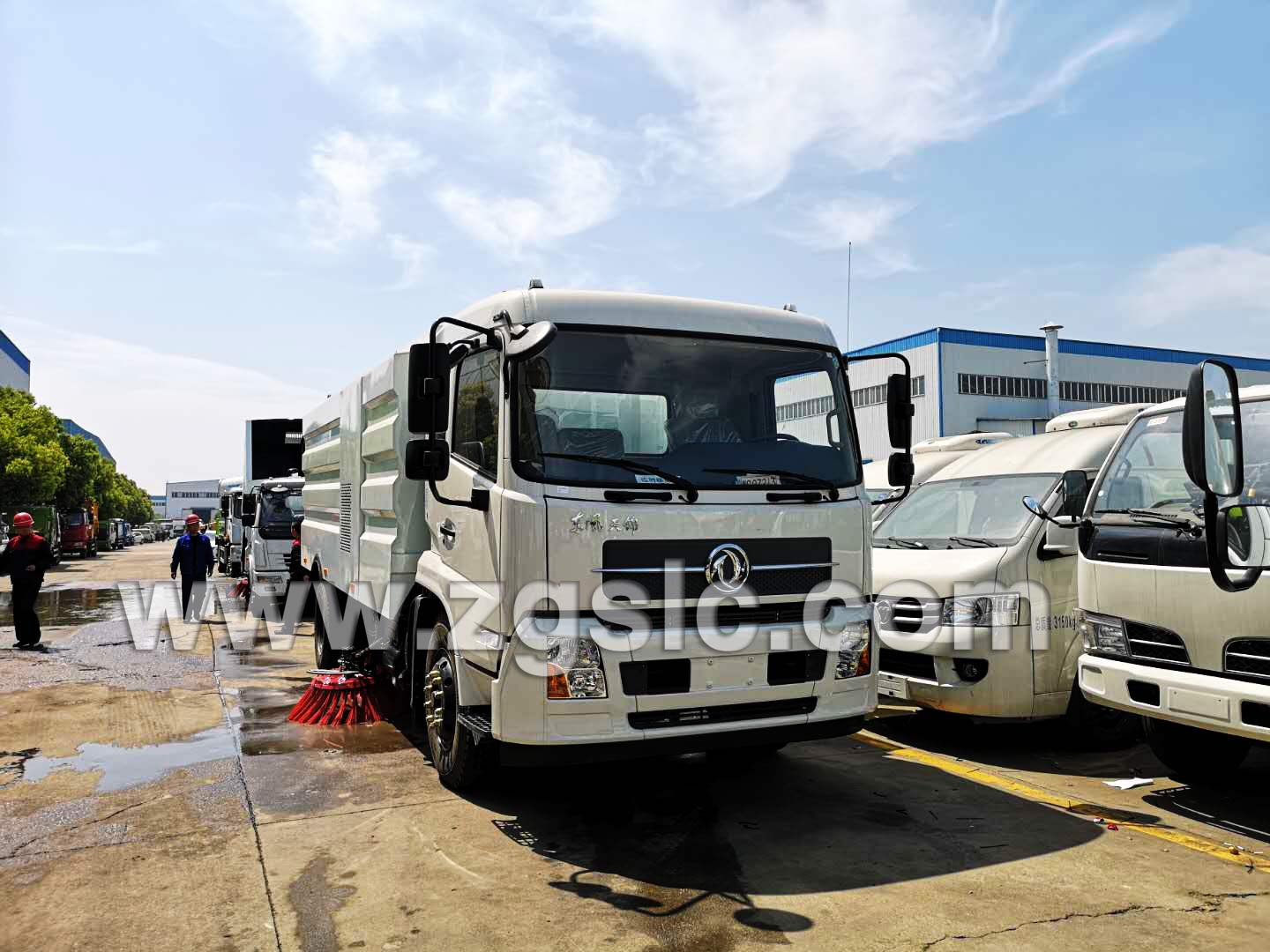 東風天錦掃路車精工細作--程力集團